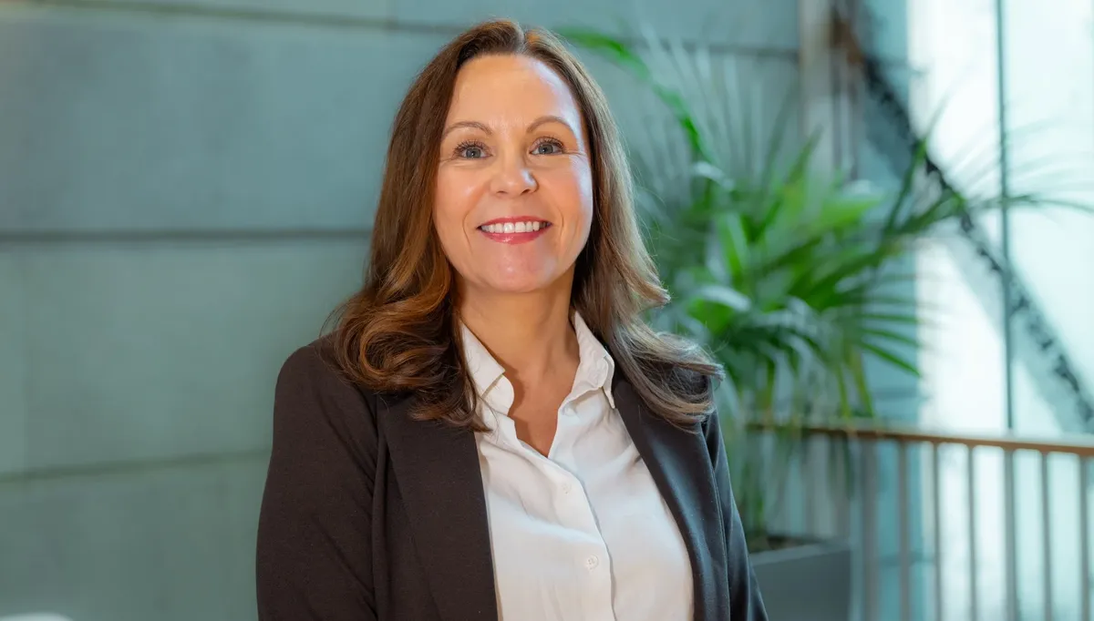 – Etter å ha vært på både byggherre og entreprenørsiden i nesten 30 år, har jeg lenge sett etter muligheten til å bruke erfaringen min til å bedre bransjens rammevilkår. Det var derfor en unik mulighet å få lov til å jobbe i EBA, sier Jane Skjølås. Foto: Stian Norum Herlofsen, EBA