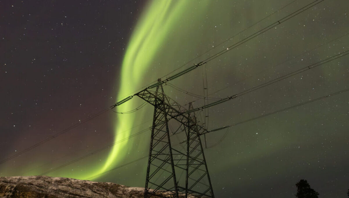 Nordlys over kraftledningen Skillemoen-Skaidi. Men hva skjer under jordskorpa? Foto: Statnett/Malvin Henriksen