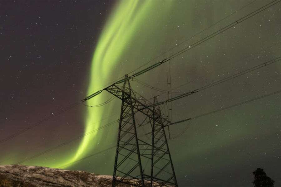 Nordlys over kraftledningen Skillemoen-Skaidi. Men hva skjer under jordskorpa? Foto: Statnett/Malvin Henriksen
