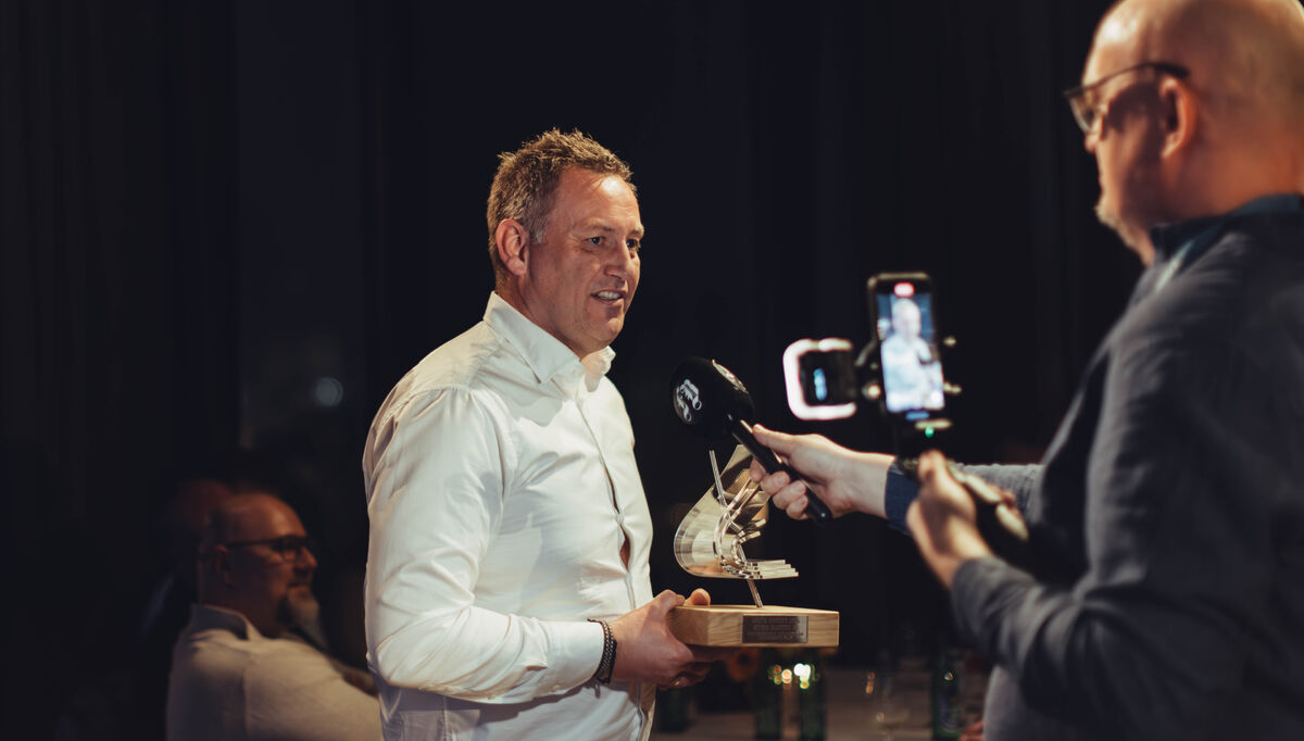 En stolt og rørt Asbjørn Aas Johansen, daglig leder i Storm Elektro, motter prisen som "Årets bedrift En stolt og rørt Asbjørn Aas Johansen, daglig leder i Storm Elektro, motter prisen som "Årets bedrift