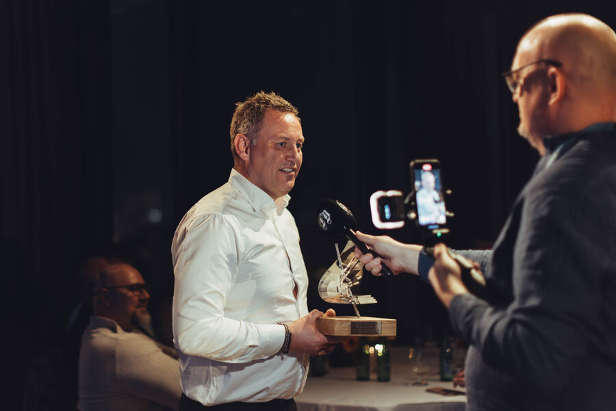 En stolt og rørt Asbjørn Aas Johansen, daglig leder i Storm Elektro, motter prisen som "Årets bedrift
