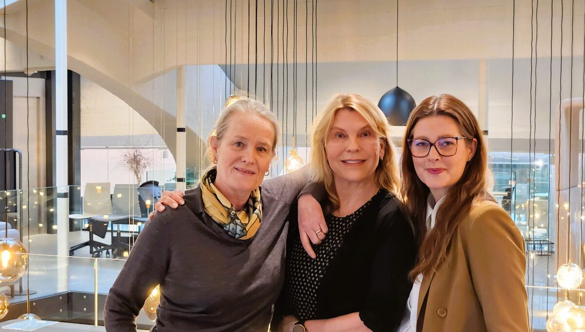 Fra venstre: Sjefdesigner på Hadeland Glassverk Maud G. Bugge, senior Lysdesigner og Teamleder Kari Hornmoen og markedssjef Stine Birkeland.