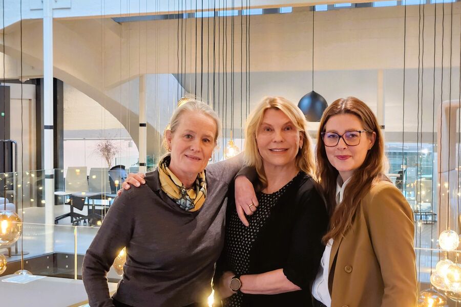 Fra venstre: Sjefdesigner på Hadeland Glassverk Maud G. Bugge, senior Lysdesigner og Teamleder Kari Hornmoen og markedssjef Stine Birkeland.