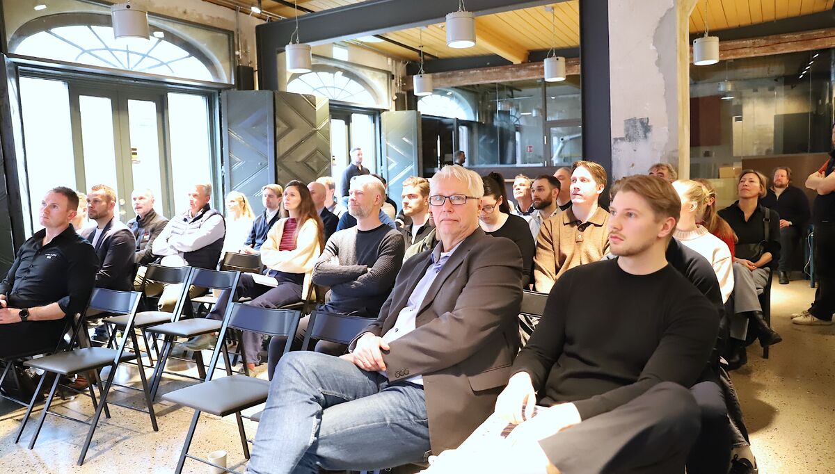 Norsk Solenergis daglige leder Yngvar Søetorp (nummer to fra høyre) sa seg svært godt fornøyd med gjennomføringen av Solenergidagen, men er fortvilt over rammebetingelsene bransjen jobber under.