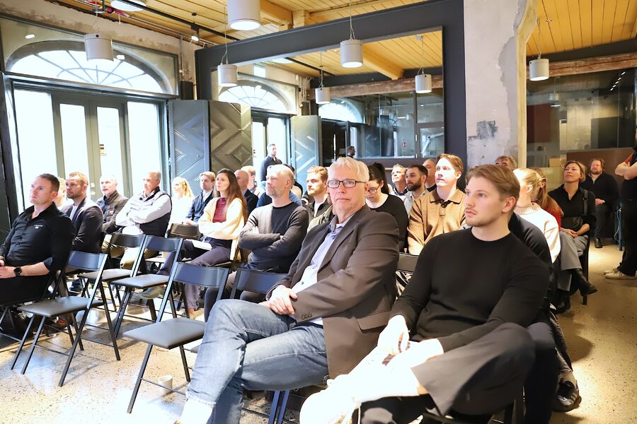 Norsk Solenergis daglige leder Yngvar Søetorp (nummer to fra høyre) sa seg svært godt fornøyd med gjennomføringen av Solenergidagen, men er fortvilt over rammebetingelsene bransjen jobber under.