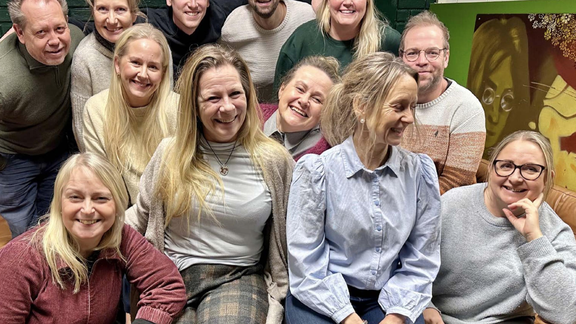 Fra venstre øverst:  Trond Mangne Holth, Linda Holth, Ulrik Riise, André Klausen, Torun Sandboe-Severinsen  I midten fra venstre: Siri O. Aunan, Anne Bergseng, Steinar Johansen  Fra venstre nederst: Kristine H. Salvesen, Mette Gravdal, Mona Kværne og Ellen Bergsted