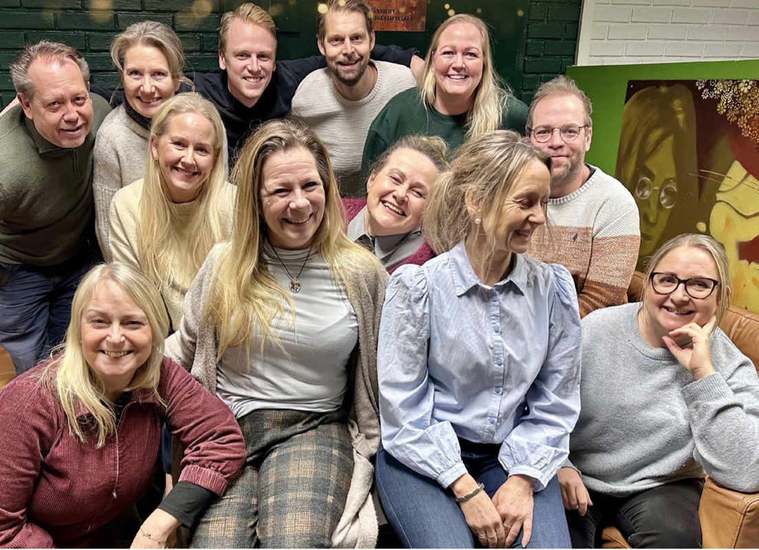 Fra venstre øverst:  Trond Mangne Holth, Linda Holth, Ulrik Riise, André Klausen, Torun Sandboe-Severinsen  I midten fra venstre: Siri O. Aunan, Anne Bergseng, Steinar Johansen  Fra venstre nederst: Kristine H. Salvesen, Mette Gravdal, Mona Kværne og Ellen Bergsted