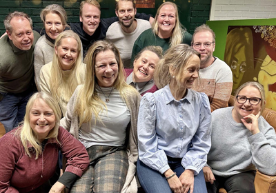 Fra venstre øverst:  Trond Mangne Holth, Linda Holth, Ulrik Riise, André Klausen, Torun Sandboe-Severinsen  I midten fra venstre: Siri O. Aunan, Anne Bergseng, Steinar Johansen  Fra venstre nederst: Kristine H. Salvesen, Mette Gravdal, Mona Kværne og Ellen Bergsted