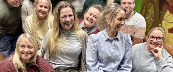 Fra venstre øverst:  Trond Mangne Holth, Linda Holth, Ulrik Riise, André Klausen, Torun Sandboe-Severinsen  I midten fra venstre: Siri O. Aunan, Anne Bergseng, Steinar Johansen  Fra venstre nederst: Kristine H. Salvesen, Mette Gravdal, Mona Kværne og Ellen Bergsted