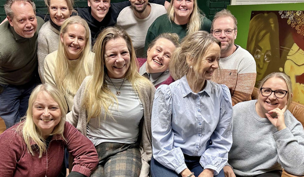 Fra venstre øverst:  Trond Mangne Holth, Linda Holth, Ulrik Riise, André Klausen, Torun Sandboe-Severinsen  I midten fra venstre: Siri O. Aunan, Anne Bergseng, Steinar Johansen  Fra venstre nederst: Kristine H. Salvesen, Mette Gravdal, Mona Kværne og Ellen Bergsted