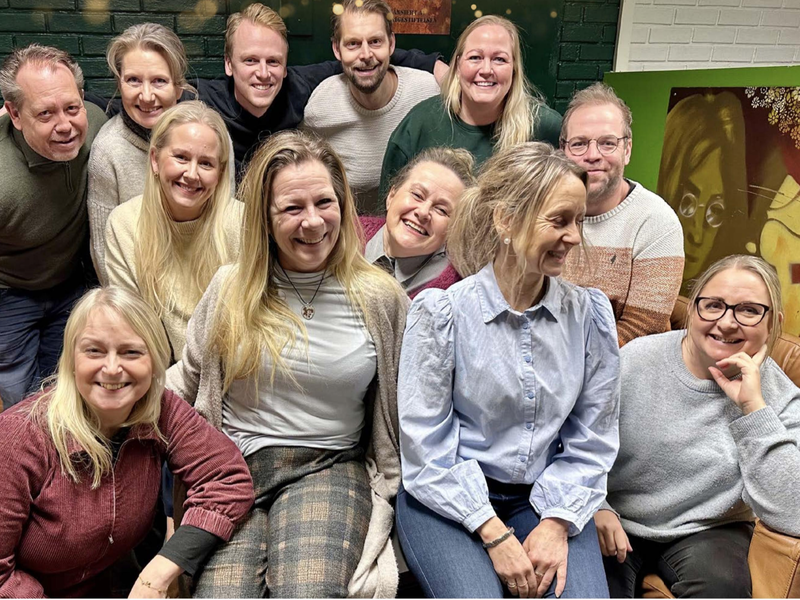 Fra venstre øverst:  Trond Mangne Holth, Linda Holth, Ulrik Riise, André Klausen, Torun Sandboe-Severinsen  I midten fra venstre: Siri O. Aunan, Anne Bergseng, Steinar Johansen  Fra venstre nederst: Kristine H. Salvesen, Mette Gravdal, Mona Kværne og Ellen Bergsted