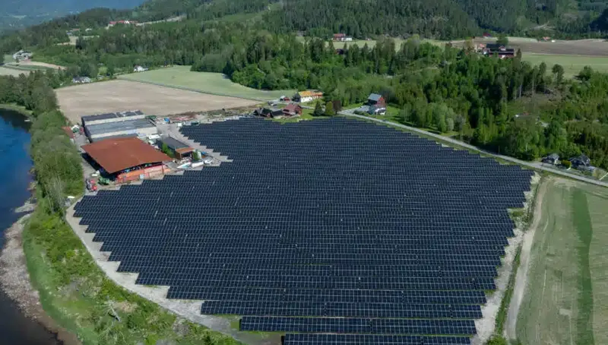 Engene solkraftverk i Larvik er bygget på grått areal, og et eksempel på solkraftverk vi trenger flere av. Foto: Kjell Løyland/Skagerak Energi