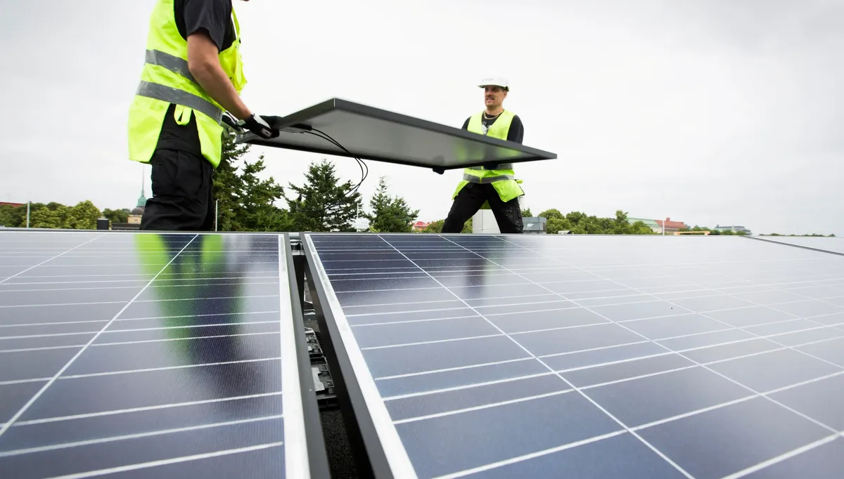 Legging av solceller på tak. Foto: Fortum