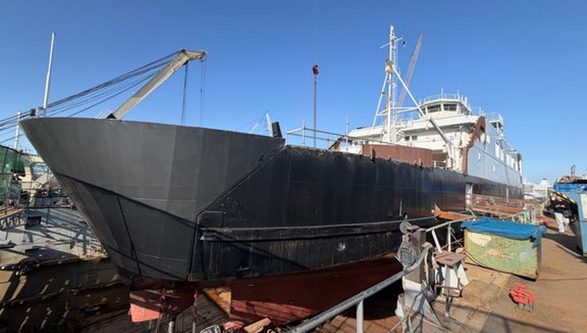 De tidligere dieselbilfergene MF Jotunheim og MF Hjørungavåg (sistnevnte på bildet) bygges om til batteridrevne. De blir nå klargjort for å settes i drift på Geirangerfjorden i juni i år. Fergene er blant 41 000 prosjekter Enova støttet i 2025. Foto: Linn Runa Kvalvåg/Vestlandske Trafikk