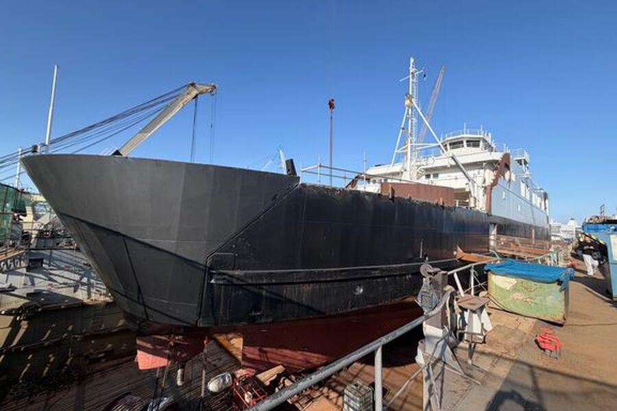 De tidligere dieselbilfergene MF Jotunheim og MF Hjørungavåg (sistnevnte på bildet) bygges om til batteridrevne. De blir nå klargjort for å settes i drift på Geirangerfjorden i juni i år. Fergene er blant 41 000 prosjekter Enova støttet i 2025. Foto: Linn Runa Kvalvåg/Vestlandske Trafikk