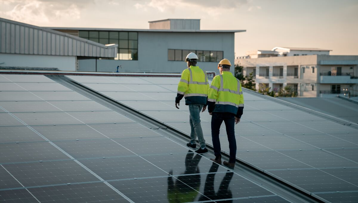 Solkraft fra tak og fasader blir nå tydelig definert som en del av byggets energisystem i energimerkingen. Foto: Envato