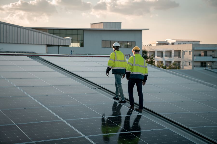 Solkraft fra tak og fasader blir nå tydelig definert som en del av byggets energisystem i energimerkingen. Foto: Envato