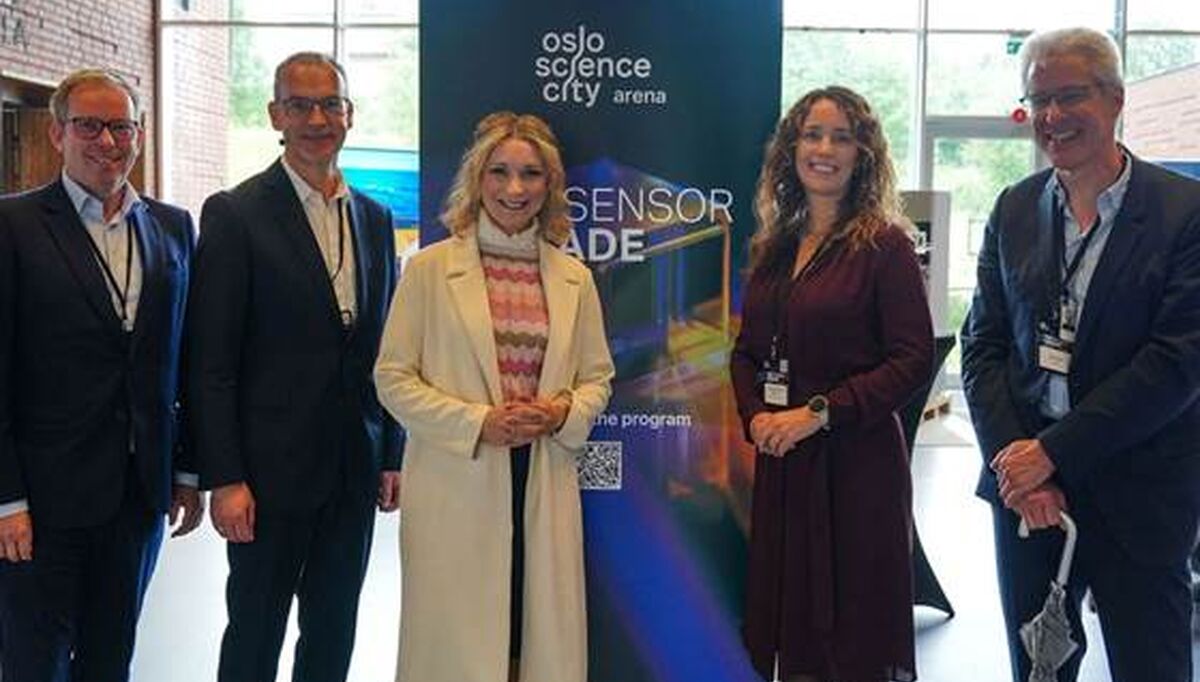Håkon Haugli (Innovasjon Norge), Morten Dalsmo (SINTEF), Karianne Tung (digitaliserings- og forvaltningsminister), Christine Wergeland Sørbye (Oslo Science City) og Mats Carlin (SINTEF) på plass under åpningen av The Sensor Decade 2024. Foto: Stian Thorvaldsen