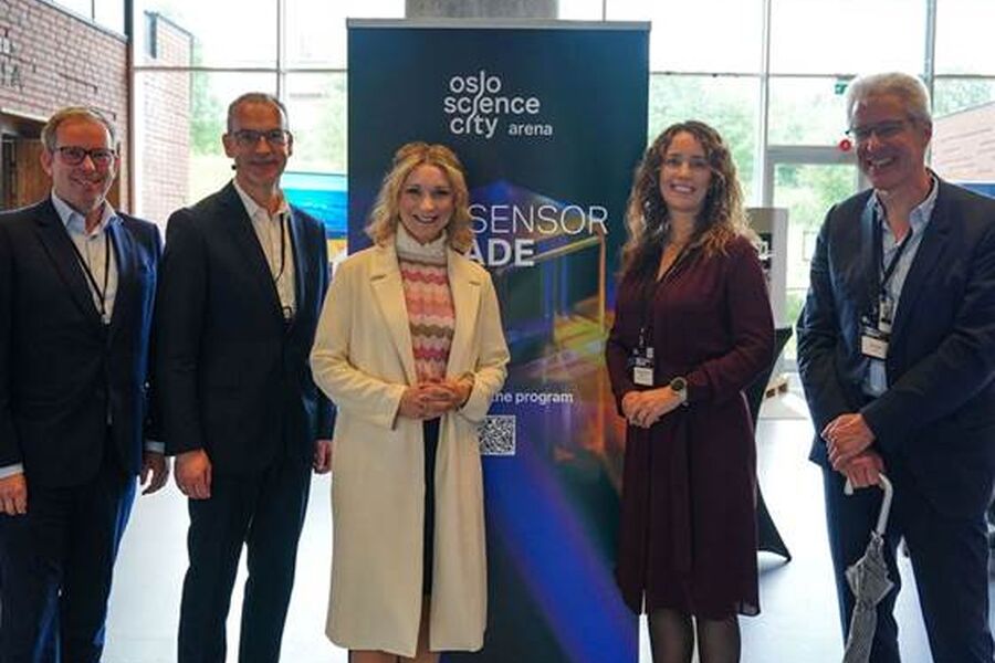 Håkon Haugli (Innovasjon Norge), Morten Dalsmo (SINTEF), Karianne Tung (digitaliserings- og forvaltningsminister), Christine Wergeland Sørbye (Oslo Science City) og Mats Carlin (SINTEF) på plass under åpningen av The Sensor Decade 2024. Foto: Stian Thorvaldsen