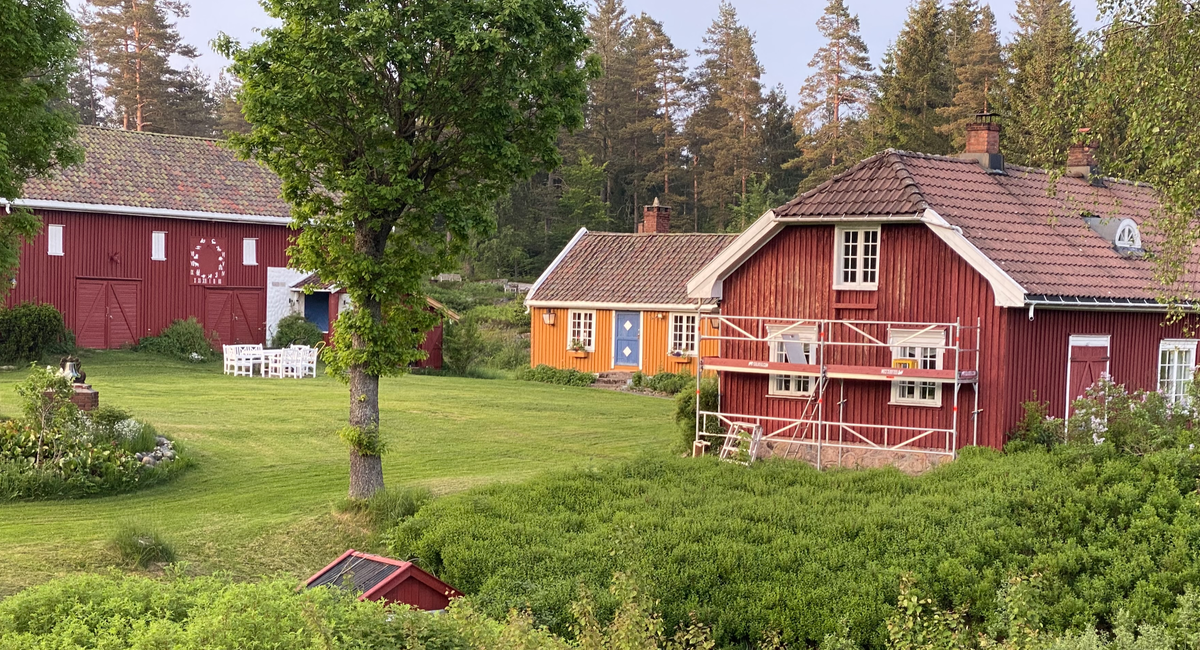 Da Eva og Johan Knap overtok gården i 1951 satte de i gang å restaurere gården slik at den skulle fremstå som et typeriktig norsk gårdsanlegg. Annen etasje i hovedbygningen ble innredet, bryggerhuset ble ombygd til vevstue og bibliotek. Senere (1960) ble hovedbygningen utvidet og taket endret. Foto: Priv