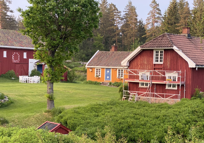 Da Eva og Johan Knap overtok gården i 1951 satte de i gang å restaurere gården slik at den skulle fremstå som et typeriktig norsk gårdsanlegg. Annen etasje i hovedbygningen ble innredet, bryggerhuset ble ombygd til vevstue og bibliotek. Senere (1960) ble hovedbygningen utvidet og taket endret. Foto: Priv