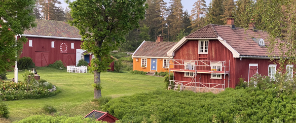 Da Eva og Johan Knap overtok gården i 1951 satte de i gang å restaurere gården slik at den skulle fremstå som et typeriktig norsk gårdsanlegg. Annen etasje i hovedbygningen ble innredet, bryggerhuset ble ombygd til vevstue og bibliotek. Senere (1960) ble hovedbygningen utvidet og taket endret. Foto: Priv