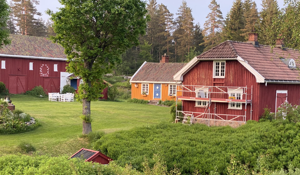 Da Eva og Johan Knap overtok gården i 1951 satte de i gang å restaurere gården slik at den skulle fremstå som et typeriktig norsk gårdsanlegg. Annen etasje i hovedbygningen ble innredet, bryggerhuset ble ombygd til vevstue og bibliotek. Senere (1960) ble hovedbygningen utvidet og taket endret. Foto: Priv