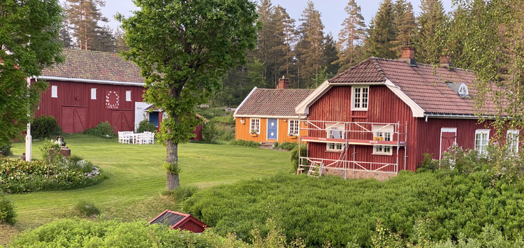 Da Eva og Johan Knap overtok gården i 1951 satte de i gang å restaurere gården slik at den skulle fremstå som et typeriktig norsk gårdsanlegg. Annen etasje i hovedbygningen ble innredet, bryggerhuset ble ombygd til vevstue og bibliotek. Senere (1960) ble hovedbygningen utvidet og taket endret. Foto: Priv