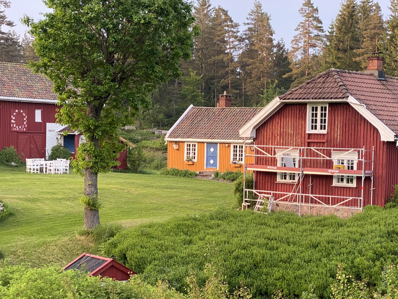 Da Eva og Johan Knap overtok gården i 1951 satte de i gang å restaurere gården slik at den skulle fremstå som et typeriktig norsk gårdsanlegg. Annen etasje i hovedbygningen ble innredet, bryggerhuset ble ombygd til vevstue og bibliotek. Senere (1960) ble hovedbygningen utvidet og taket endret. Foto: Priv