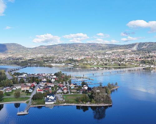 Oversiktsbilde over Vingnes med badestrand, brygge, båthavn og bru