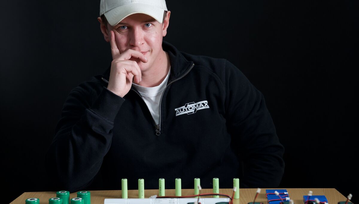 Automax spesialiserer seg primært på distribusjon av batterier, ladere og strømforsyninger av høy kvalitet. På bildet ser vi Marcus Snefjellå vise fram en liten del av det store utvalget.