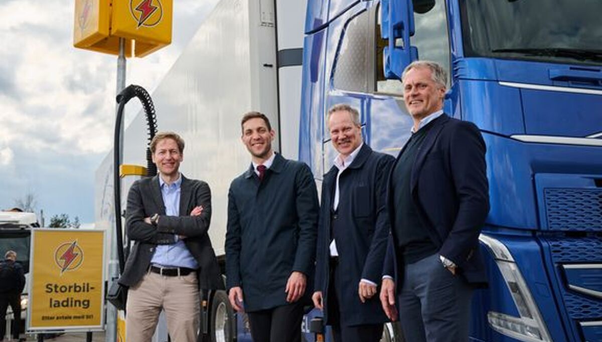 SNART 100 LADESTASJONER: F.v. Carl-Erik Kullmann i Enova, klima- og miljøminister Andreas Bjelland Eriksen, samferdselsminister Jon-Ivar Nygård og kjedesjef Øyvind Andreassen i St1, ved ladestasjonen på Nebbenes. Dette er en av snart 100 ladestasjoner for elektrisk lastebil i Norge. Foto: Benjamin A. Ward/St1