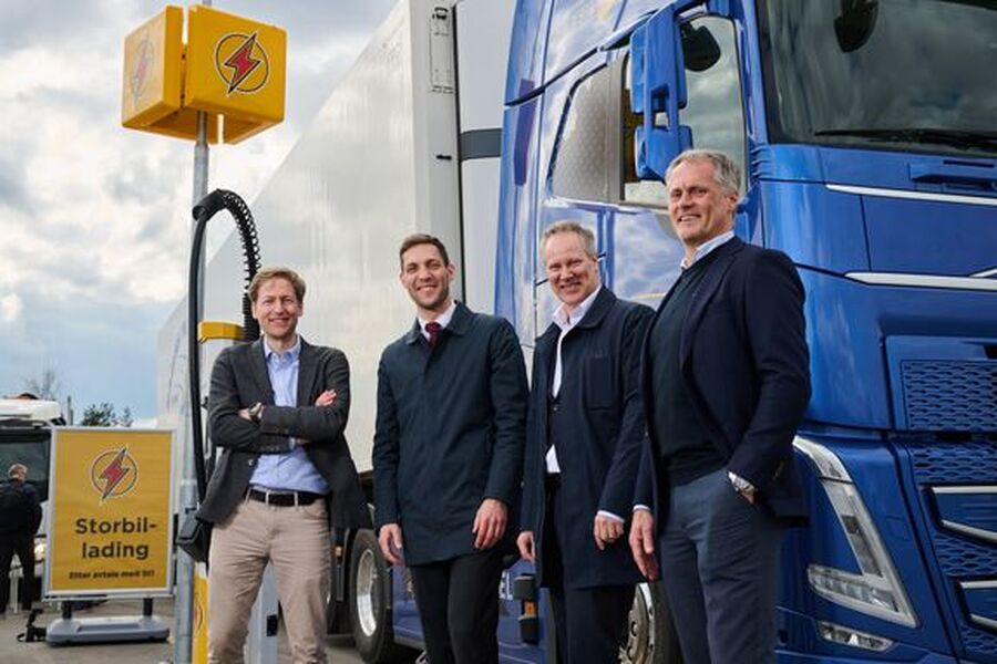 SNART 100 LADESTASJONER: F.v. Carl-Erik Kullmann i Enova, klima- og miljøminister Andreas Bjelland Eriksen, samferdselsminister Jon-Ivar Nygård og kjedesjef Øyvind Andreassen i St1, ved ladestasjonen på Nebbenes. Dette er en av snart 100 ladestasjoner for elektrisk lastebil i Norge. Foto: Benjamin A. Ward/St1