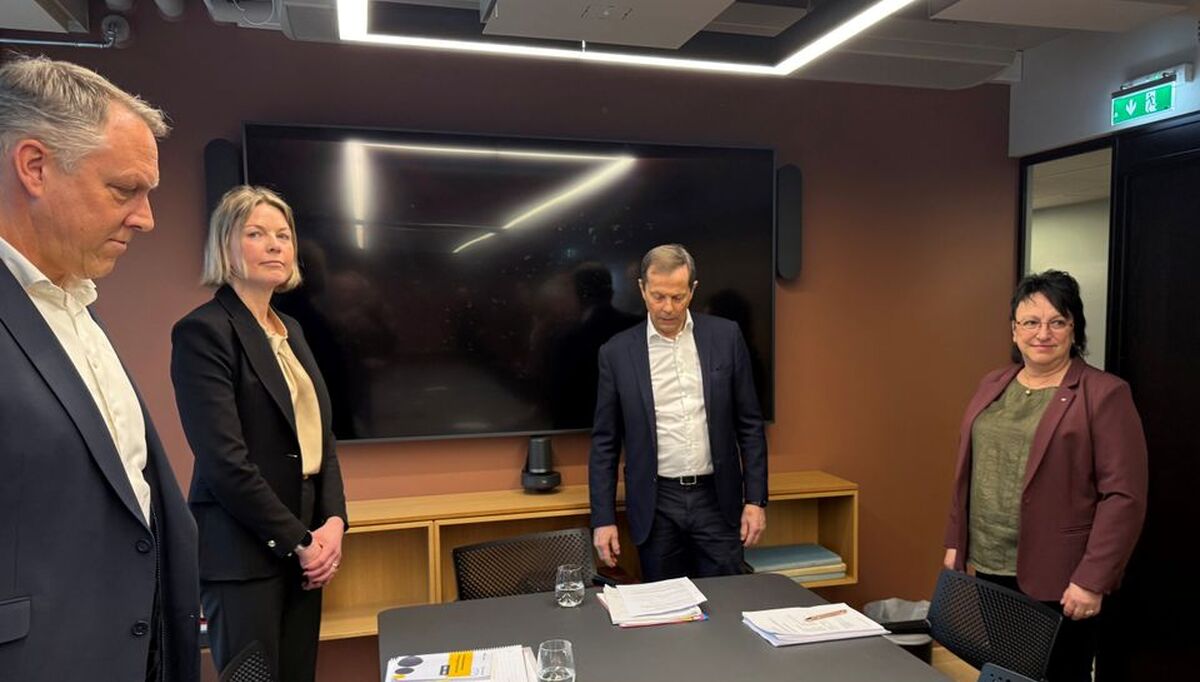 F.v. Erland Løkken (leder av NHO Byggenæringens forhandlingsdelegasjon), Iselin Bauer Seeberg (forhandlingsleder NHO Byggenæringen), Bjørn Lillebergen (mekler) og Hege Espe (forbundsleder Fellesforbundet). Foto: NHO Byggenæringen