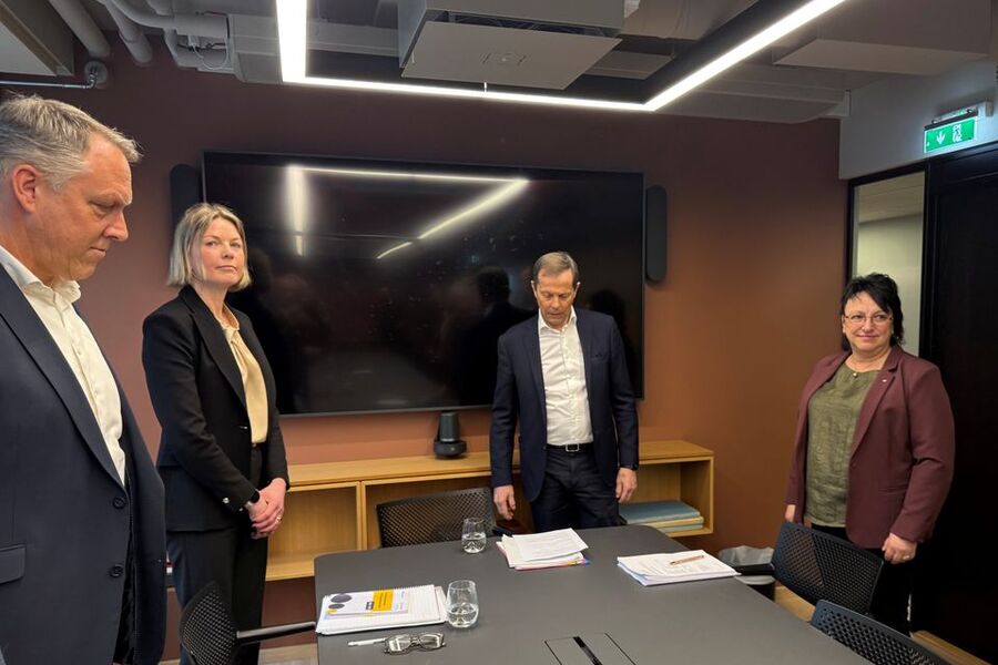 F.v. Erland Løkken (leder av NHO Byggenæringens forhandlingsdelegasjon), Iselin Bauer Seeberg (forhandlingsleder NHO Byggenæringen), Bjørn Lillebergen (mekler) og Hege Espe (forbundsleder Fellesforbundet). Foto: NHO Byggenæringen