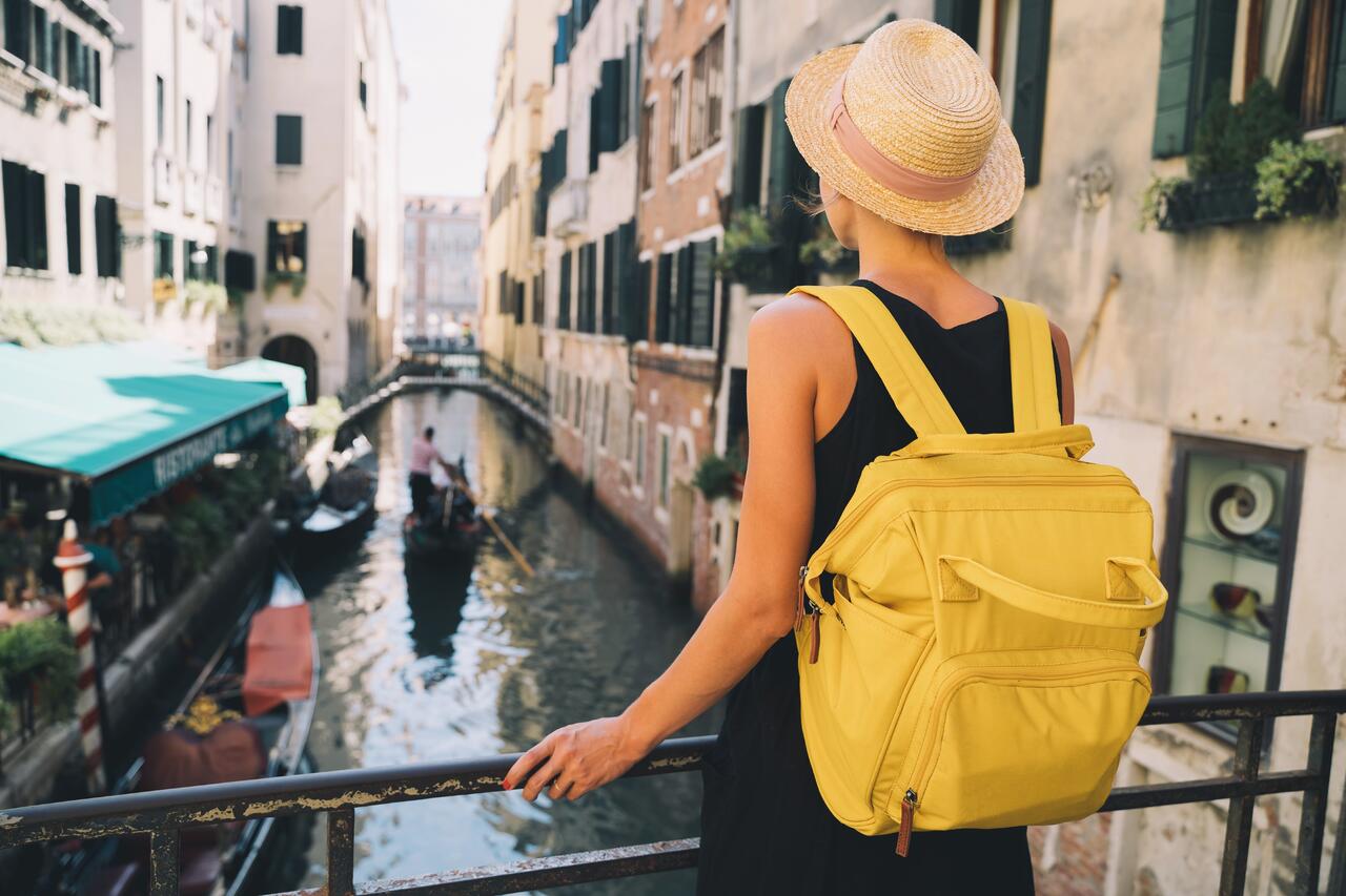Foto: Shutterstock Stockfoto av dame på bru i Venezia