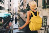 Stockfoto av dame på bru i Venezia