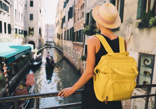 Stockfoto av dame på bru i Venezia