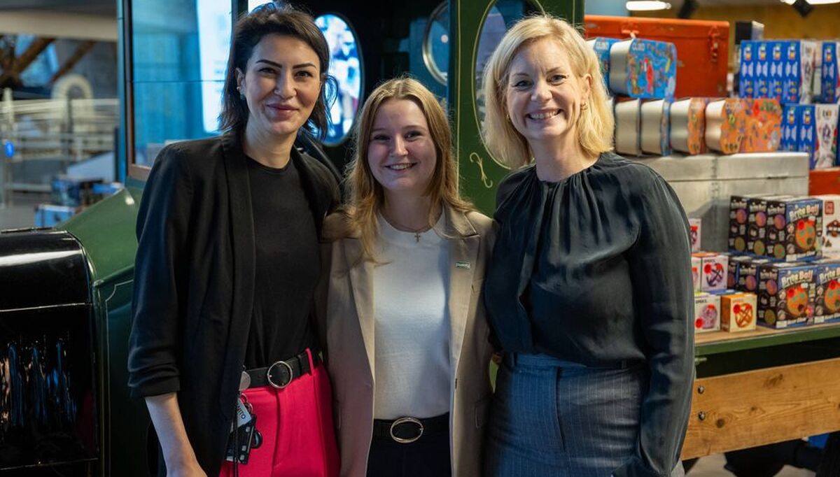 Forsknings- og høyere utdanningsminister Sigrun Aasland (Ap) på Teknisk Museum med visepresident i NITO, Safina de Klerk og leder av NITO Studentene, Sofie Strøm Olsen. Foto: NITO/Bjarne Krogstad