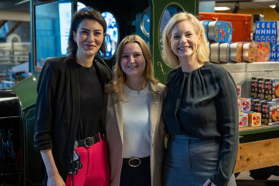 Forsknings- og høyere utdanningsminister Sigrun Aasland (Ap) på Teknisk Museum med visepresident i NITO, Safina de Klerk og leder av NITO Studentene, Sofie Strøm Olsen. Foto: NITO/Bjarne Krogstad