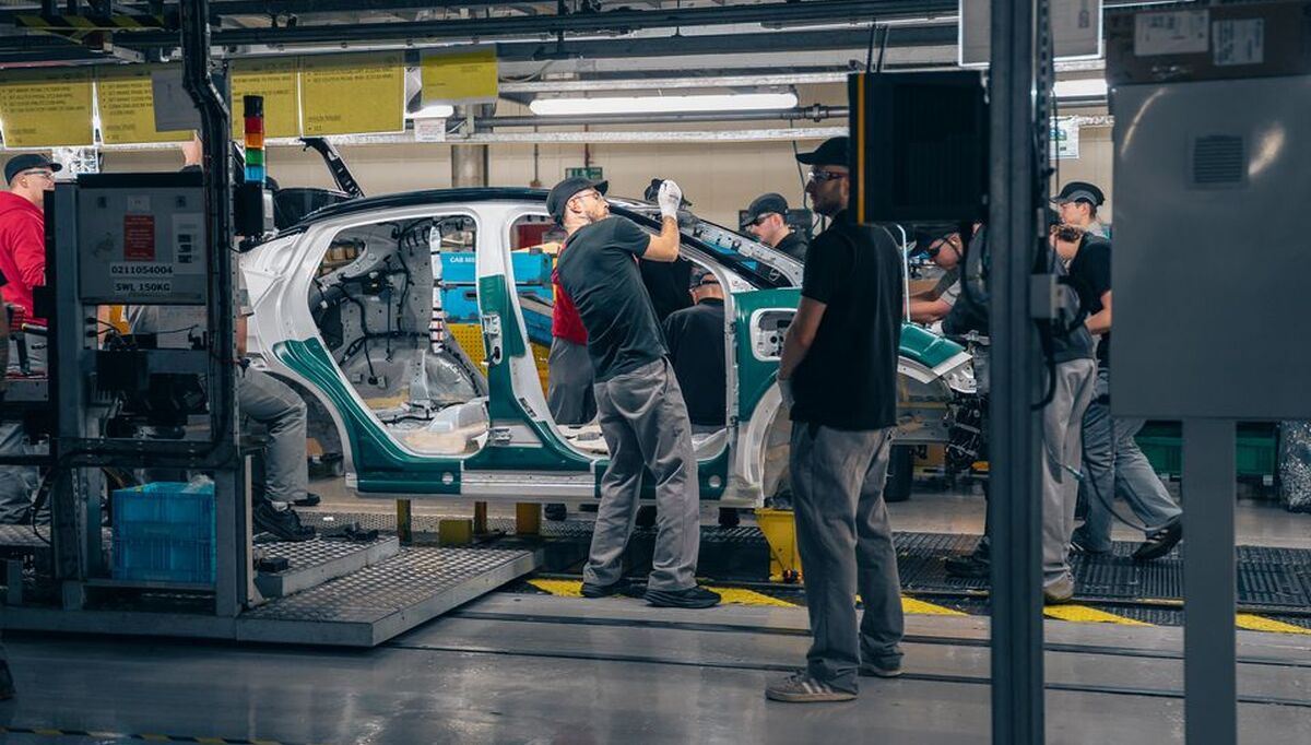 Tallene viser at forbrukerne ønsker å kjøpe elbil, nå er det viktig at europeisk bilindustri satser på elbil. Bildet er fra Nissan sin fabrikk i Sunderland. Foto: Elbilforeningen/Jamieson Pothecary.