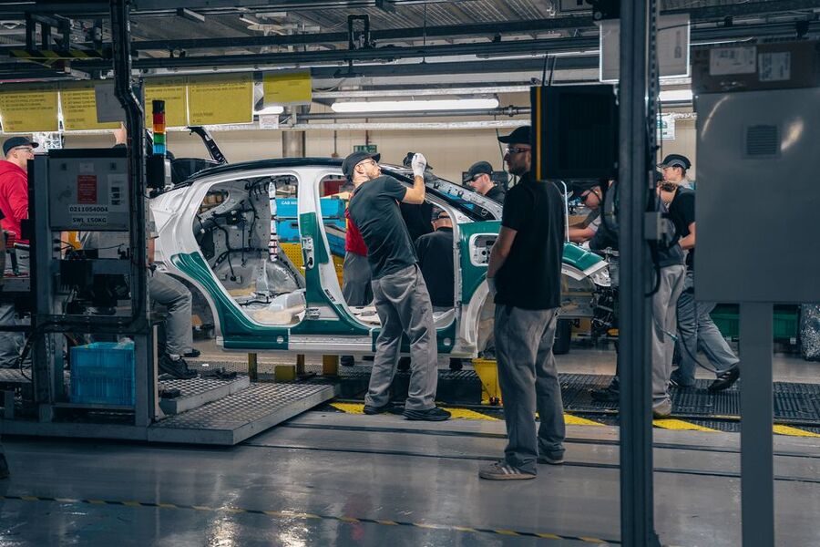 Tallene viser at forbrukerne ønsker å kjøpe elbil, nå er det viktig at europeisk bilindustri satser på elbil. Bildet er fra Nissan sin fabrikk i Sunderland. Foto: Elbilforeningen/Jamieson Pothecary.