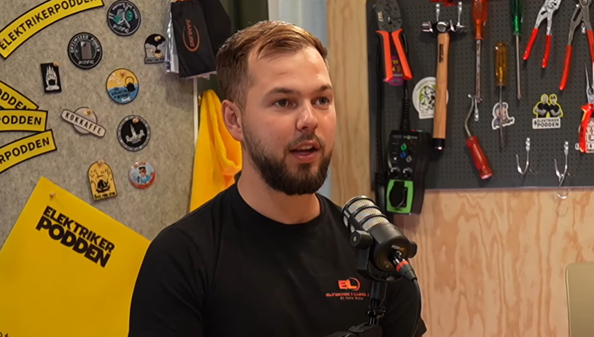 I Elektrikerpodden avslører daglig leder Denniz Sali (25) i Elteknik i Lund noen av hemmelighetene bak den enorme veksten selskapet har hatt.
