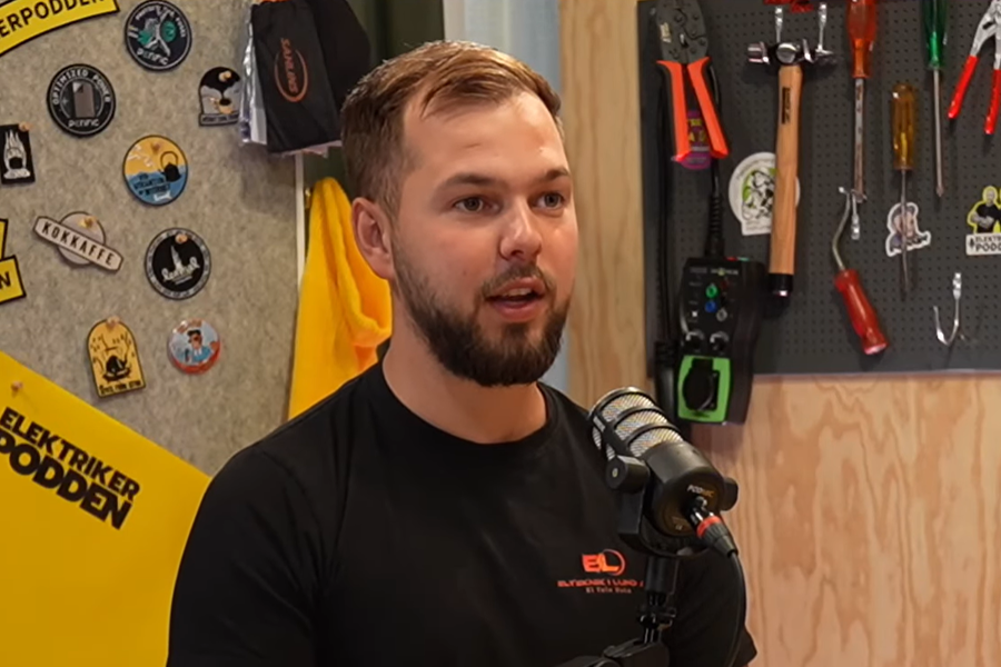 I Elektrikerpodden avslører daglig leder Denniz Sali (25) i Elteknik i Lund noen av hemmelighetene bak den enorme veksten selskapet har hatt. 