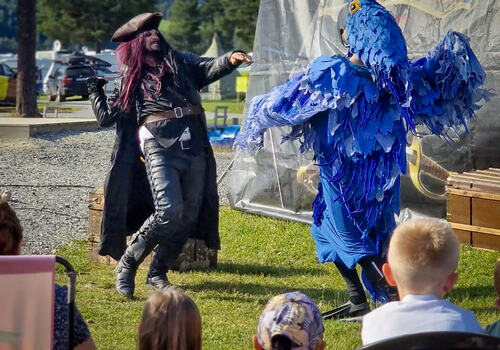 Foto av Kaptein Knuff og papegøya