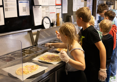Foto av barn som lager pizza på Peppes