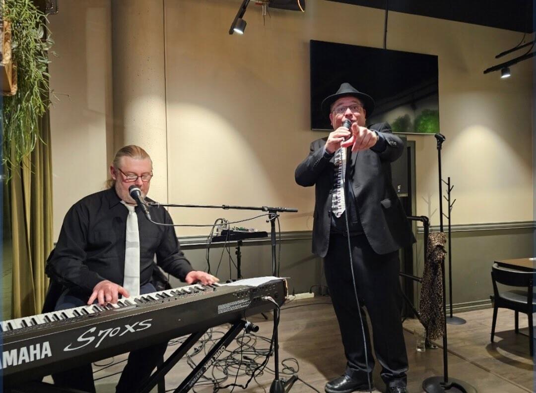 Foto av pianist og vokalist