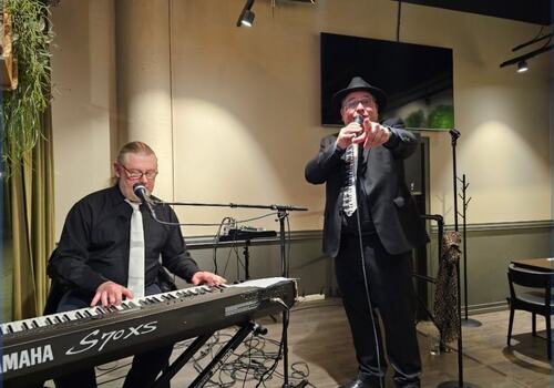 Foto av pianist og vokalist