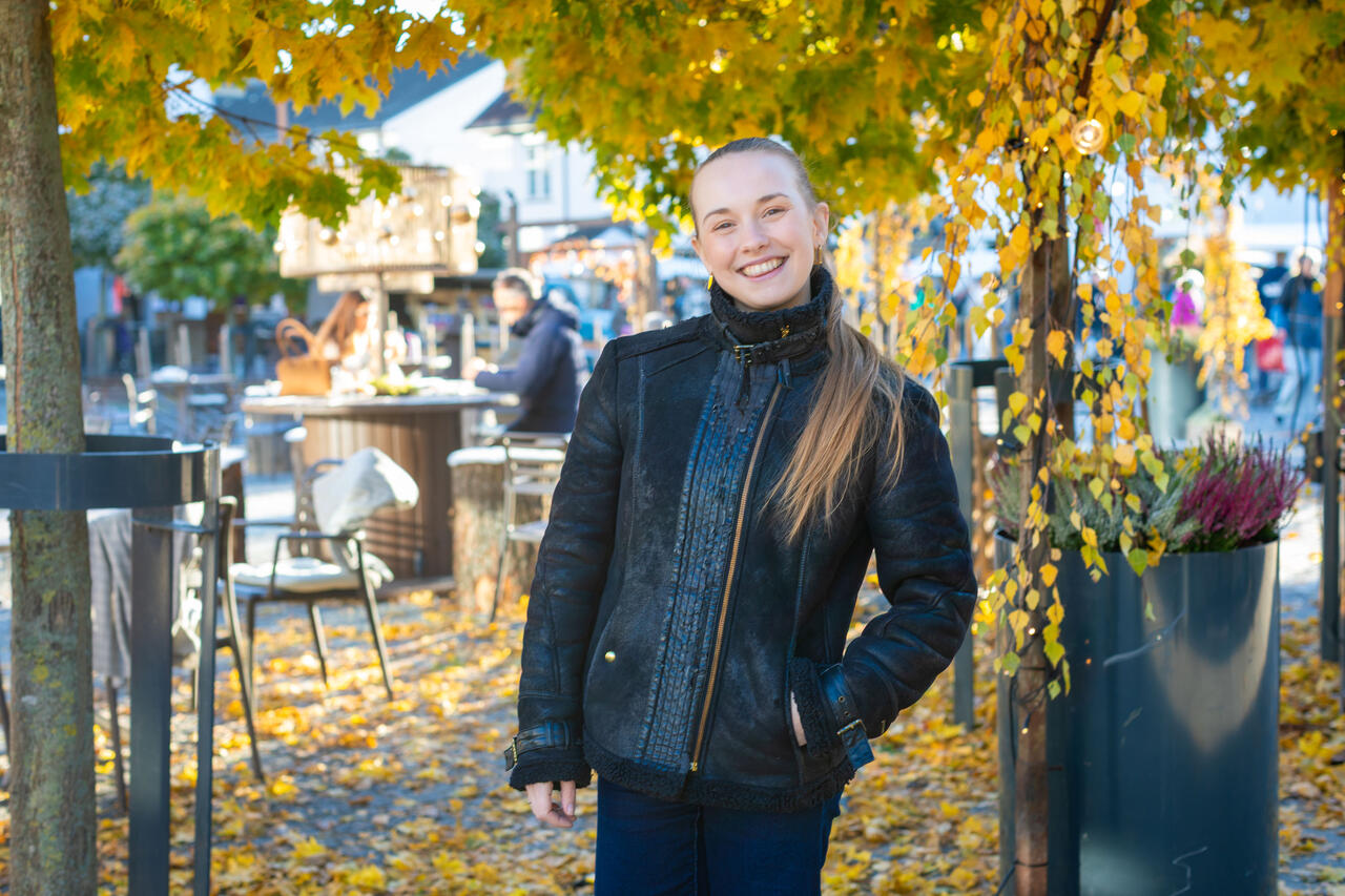 Thea Engvik på torget i Brumunddal