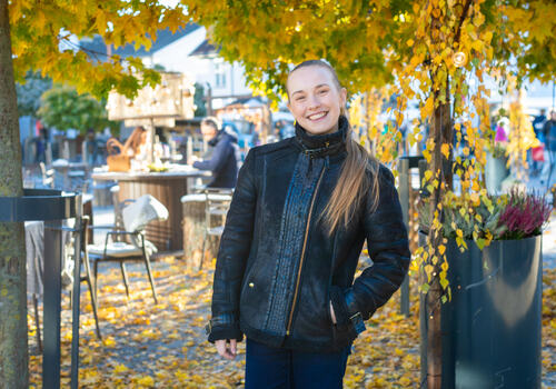 Thea Engvik på torget i Brumunddal